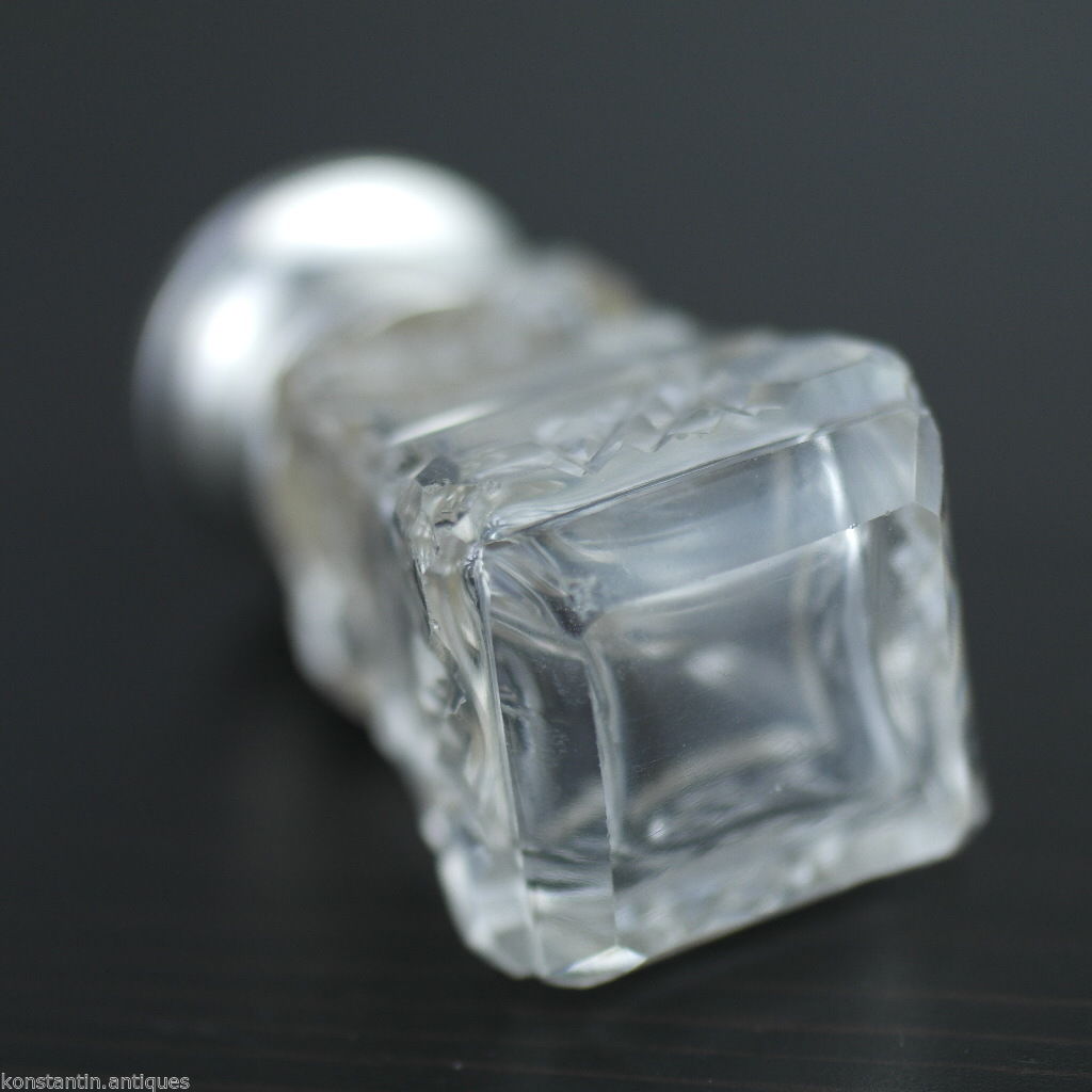 Antiguo frasco de perfume de vidrio tallado de 1931 con tapa de plata maciza
