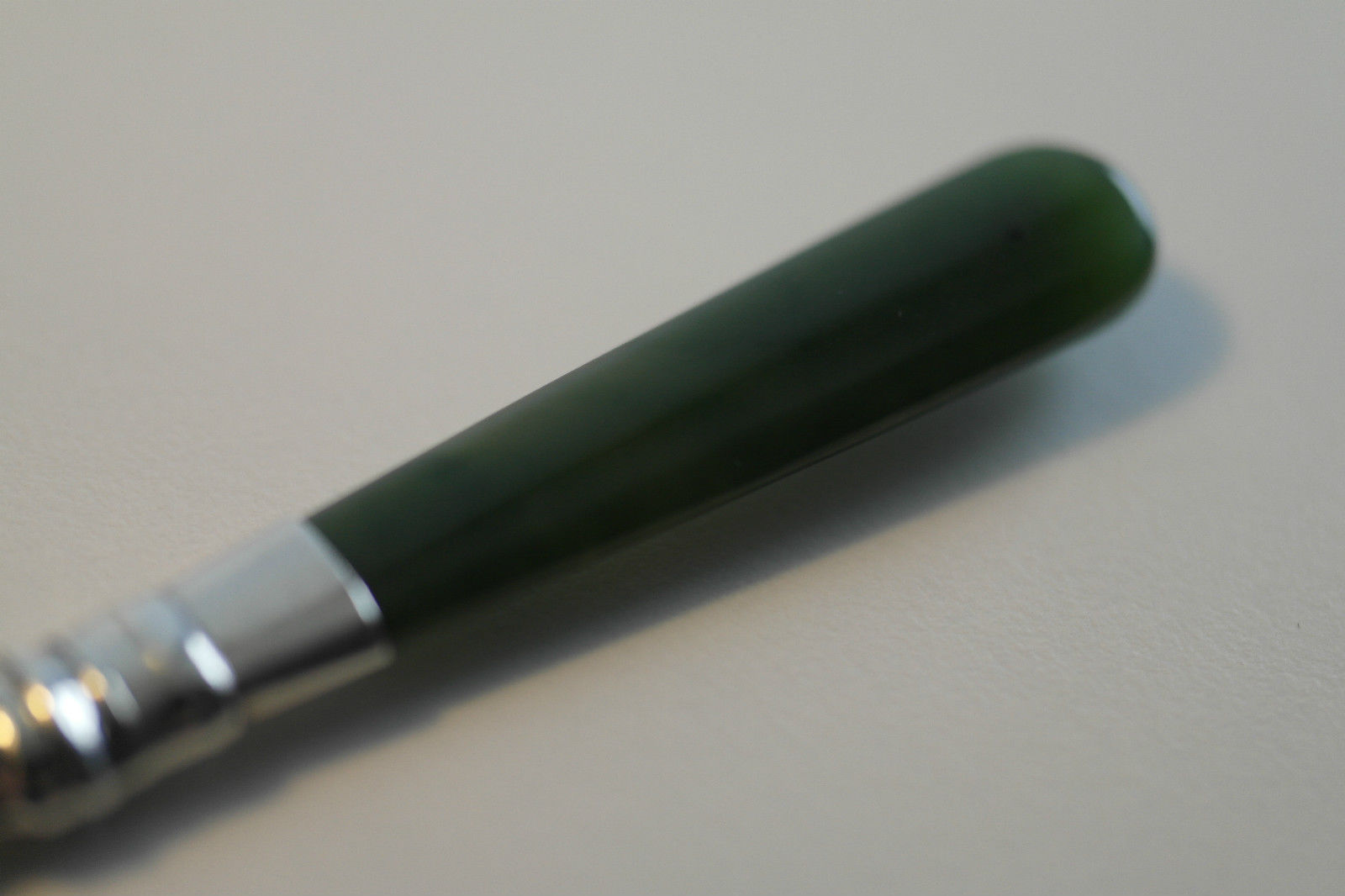 Antike 1924-Gabel aus massivem Silber mit Nephrit-Steingriff und britischer Jade