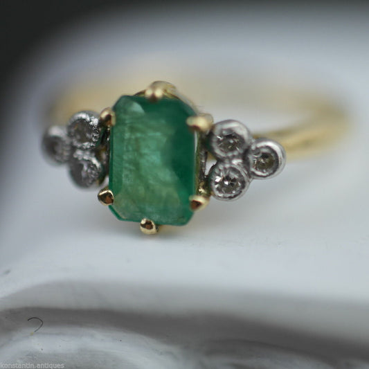 Vintage-Ring aus 18-karätigem Gold mit grünem Smaragd und sechs Diamanten