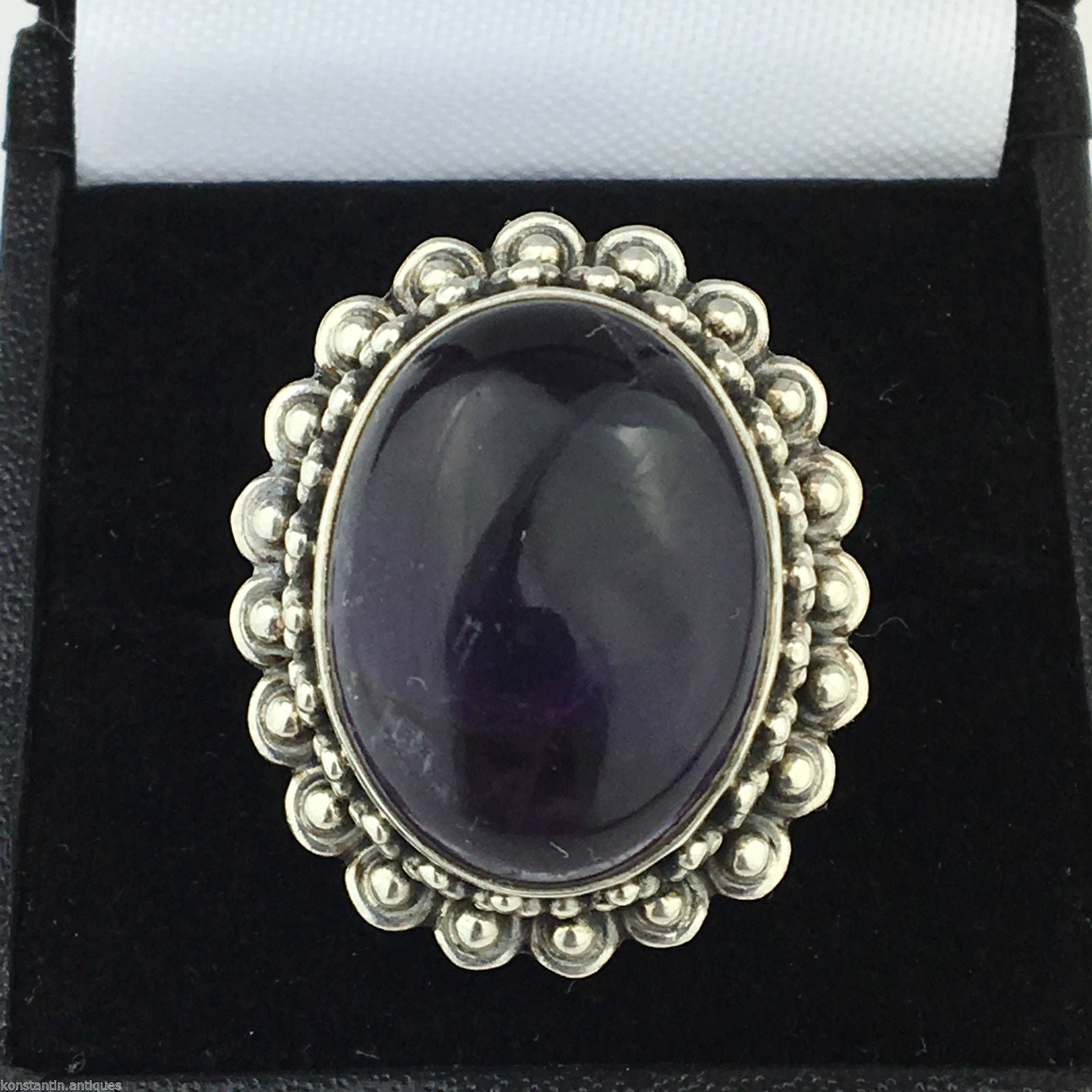 Anillo clásico de plata maciza con enorme cabujón de amatista violeta