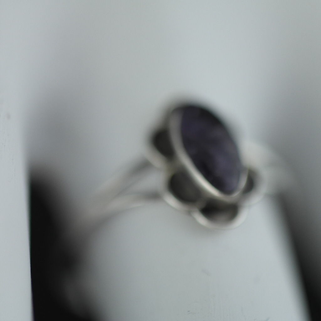 Anillo vintage de plata de primera ley con adorno de flor de amatista 