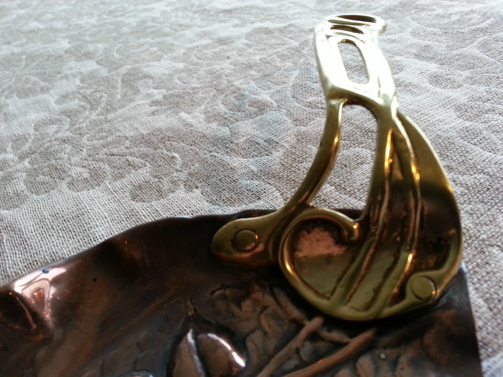 Bandeja para migas de latón y cobre Art Nouveau del siglo XIX con flores