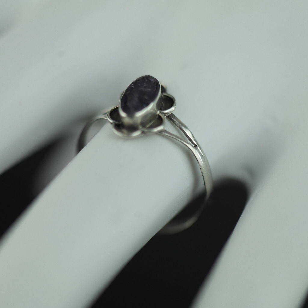 Anillo vintage de plata de primera ley con adorno de flor de amatista 