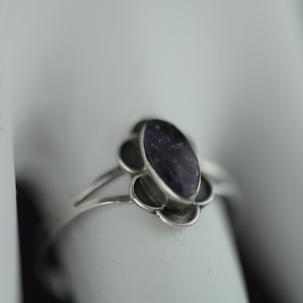 Anillo vintage de plata de primera ley con adorno de flor de amatista 