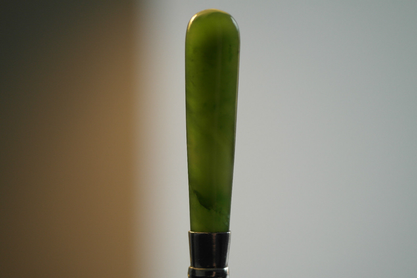 Antike 1924-Gabel aus massivem Silber mit Nephrit-Steingriff und britischer Jade