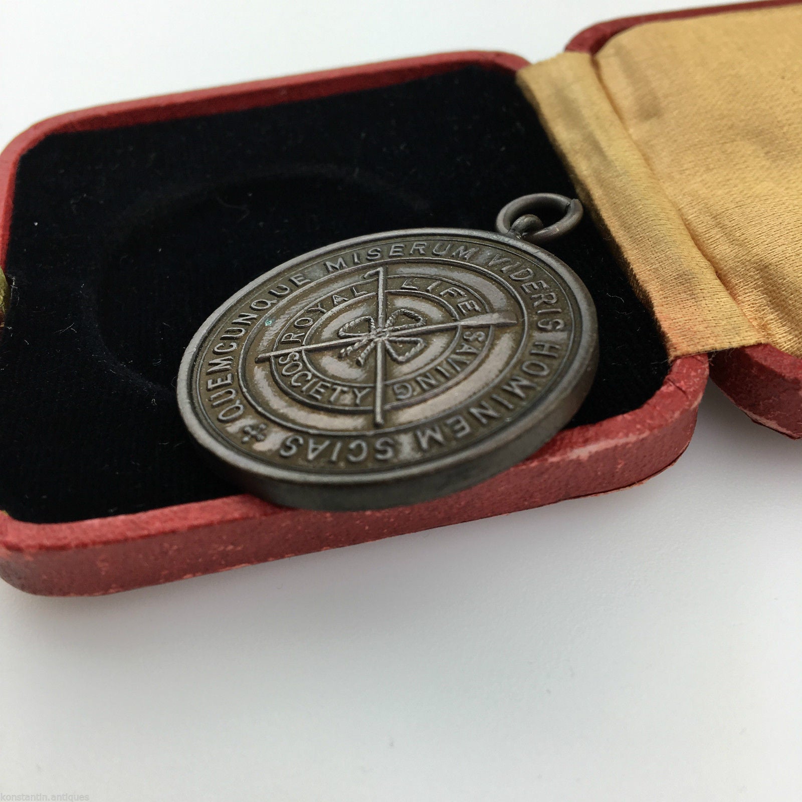 MEDALLA DE LA SOCIEDAD REAL PARA SALVAR VIDA ESTABLECIDA 1891 en caja c.1939