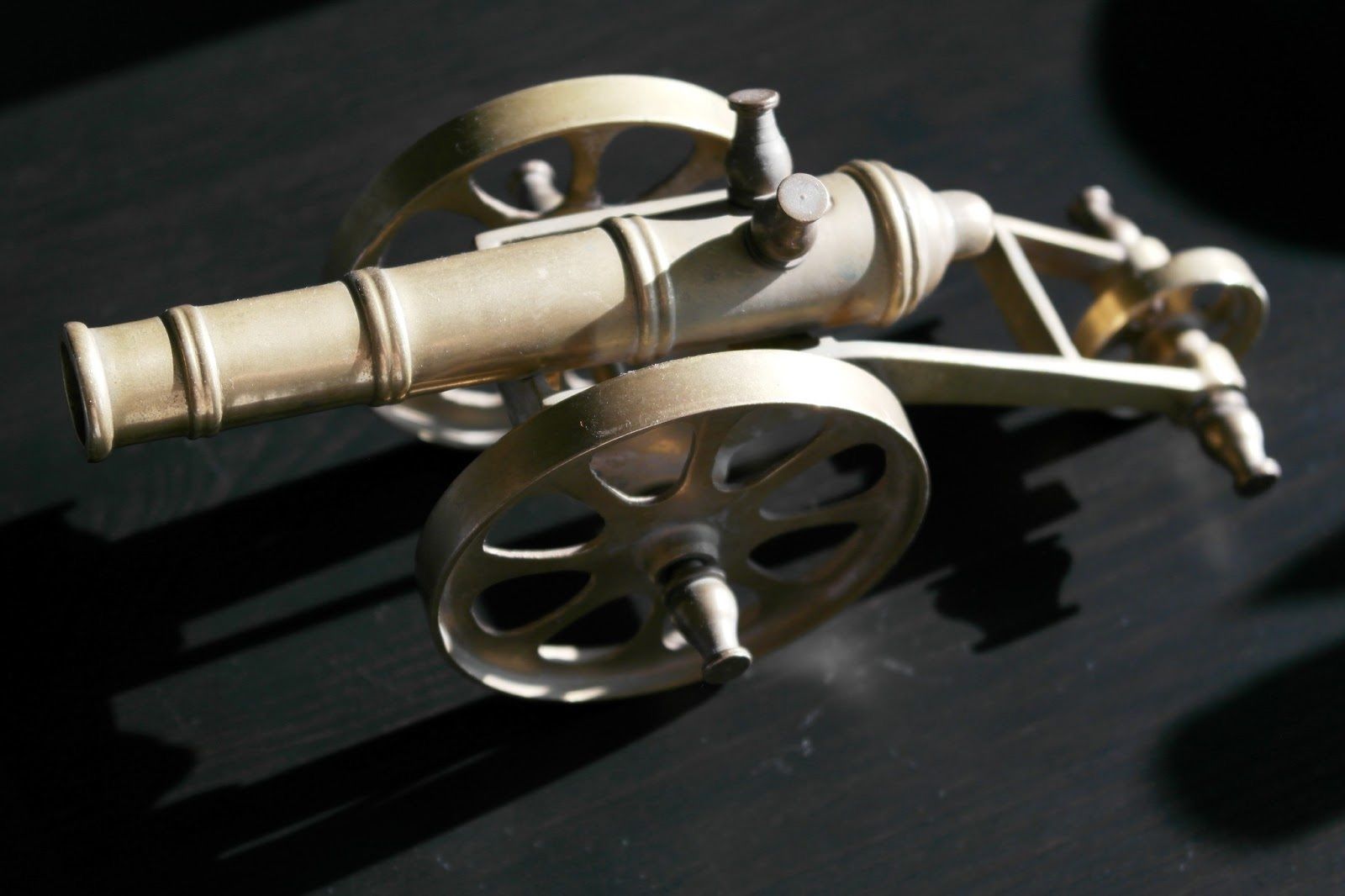 Vintage model Antique cannon brass statue British Empire with wheels