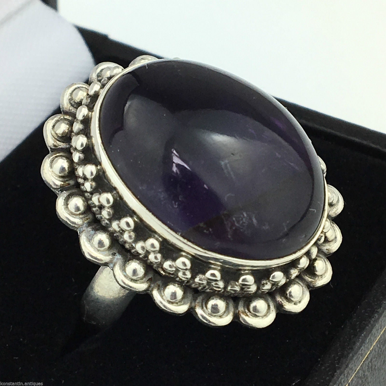 Anillo clásico de plata maciza con enorme cabujón de amatista violeta