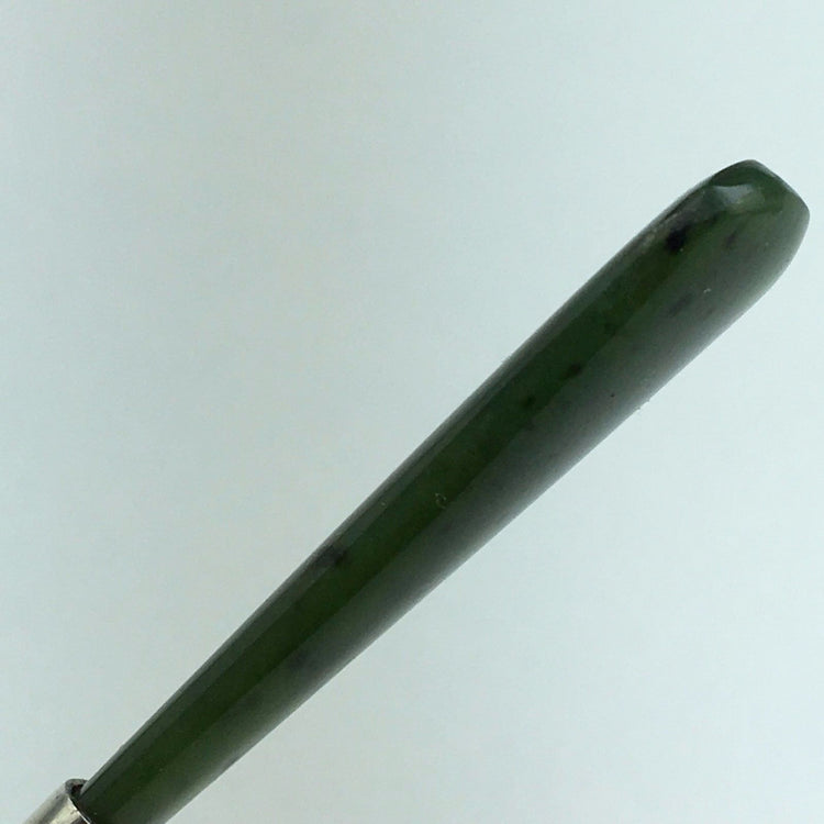 Antiker Löffel aus Sterlingsilber mit grünem Jadegriff