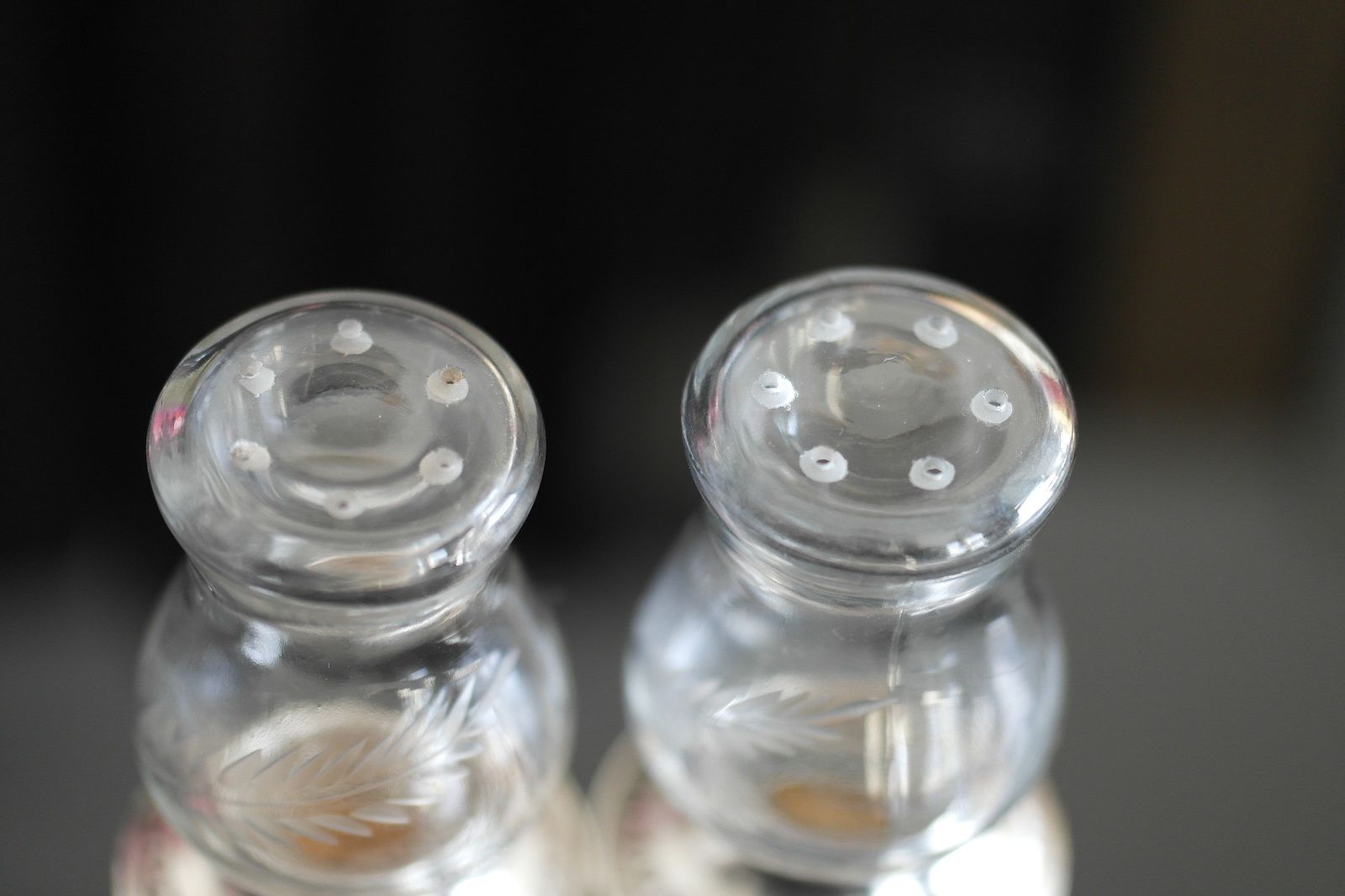 Antiker Pfeffer-Salztopf mit Rollen aus Glas, Boden aus Sterlingsilber, Quäker NEWPORT