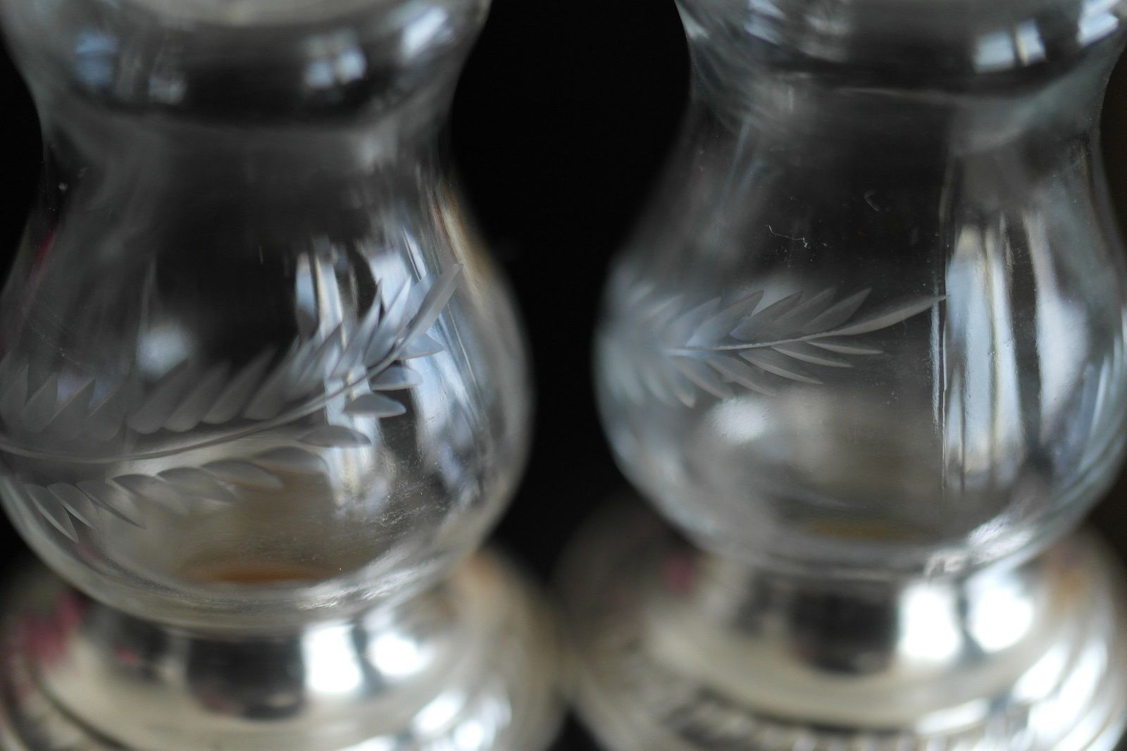 Antiker Pfeffer-Salztopf mit Rollen aus Glas, Boden aus Sterlingsilber, Quäker NEWPORT