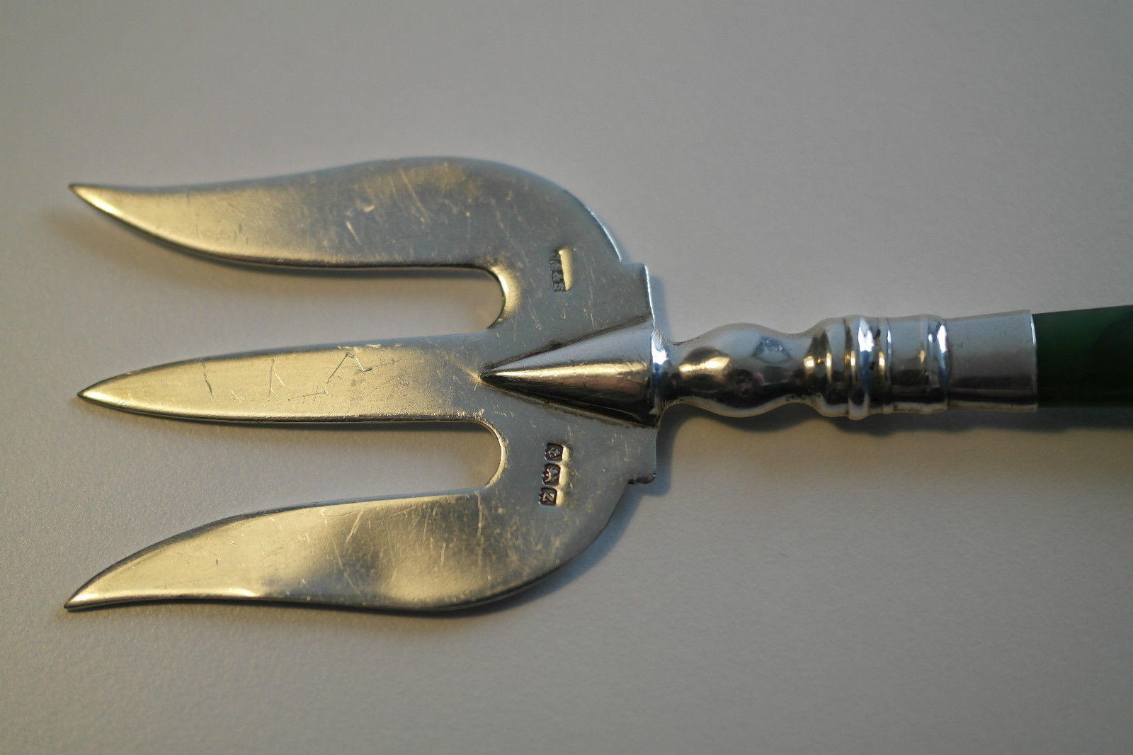 Antike 1924-Gabel aus massivem Silber mit Nephrit-Steingriff und britischer Jade