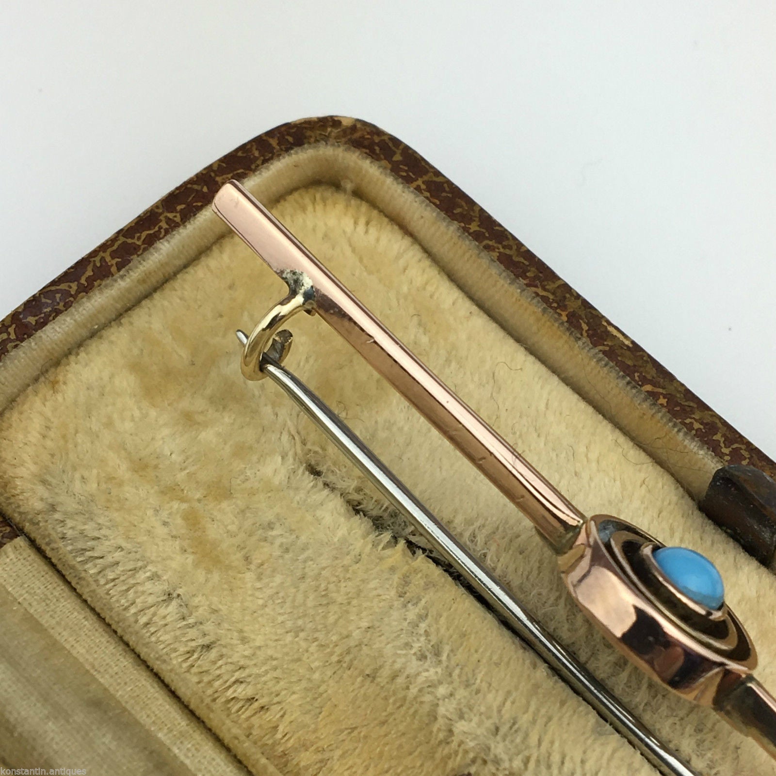 Antique 9ct gold pin bar brooch with turquoise eye from British Empire