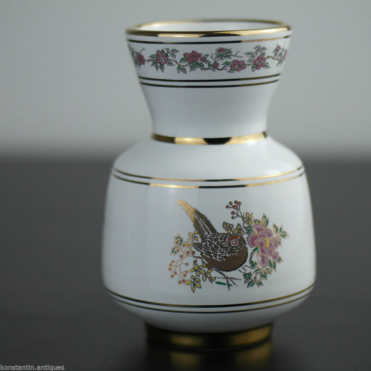 Griechischer Vintage-Vasenkrug aus weißer Keramik mit 24-Karat-Vergoldung. Fasan in blühenden Büschen