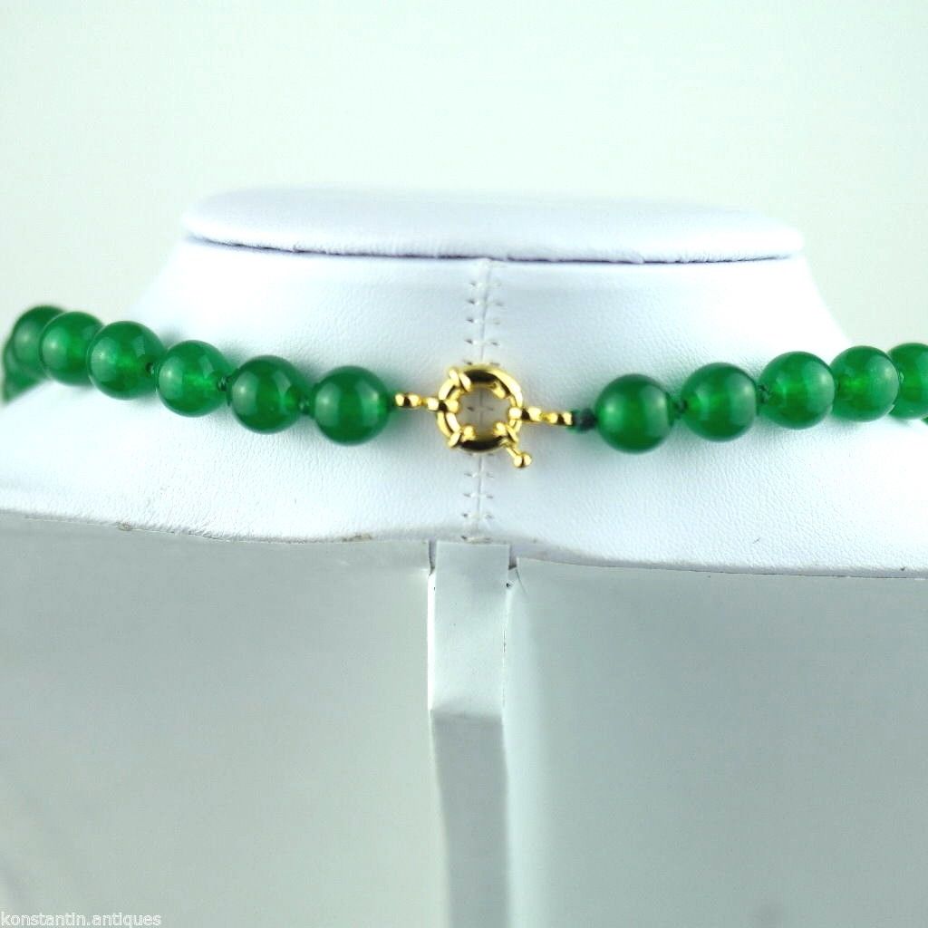 Elegante collar de cuentas de cristal verde con cierre chapado en oro.