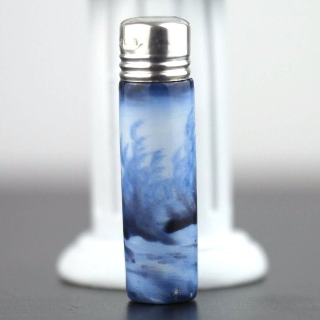 Antigua botella de almacenamiento de agujas de porcelana con tapa de plata de ley de 1904 Birmingham