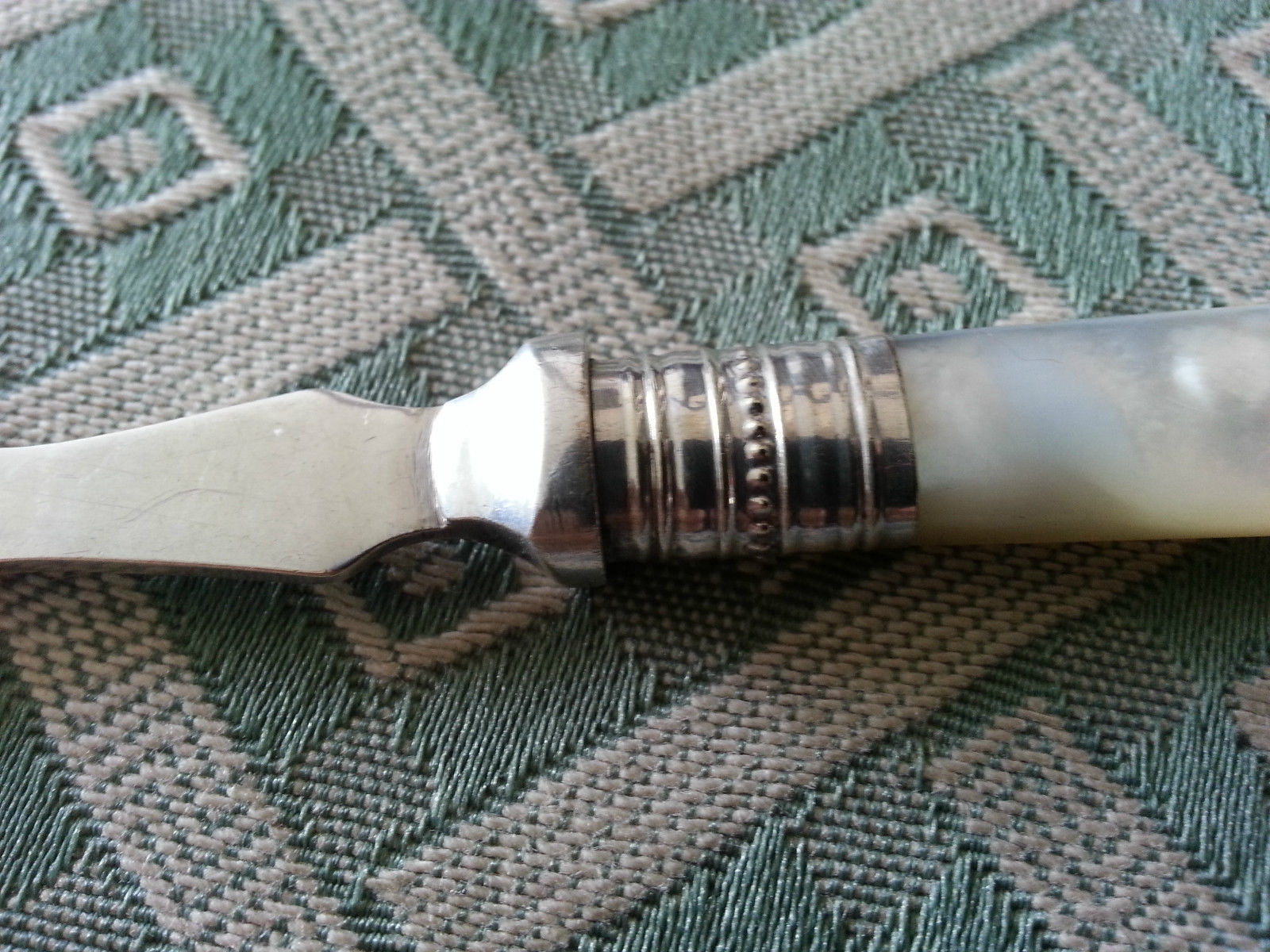 Tenedor de pescado bañado en plata antigua con mango Nácar MOP