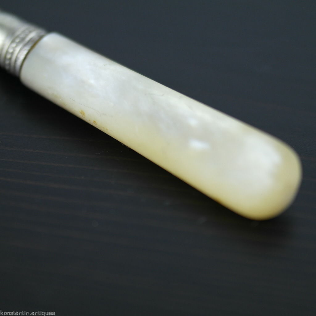 Tenedor de pescado de mesa antiguo con mango de nácar Sheffield plateado