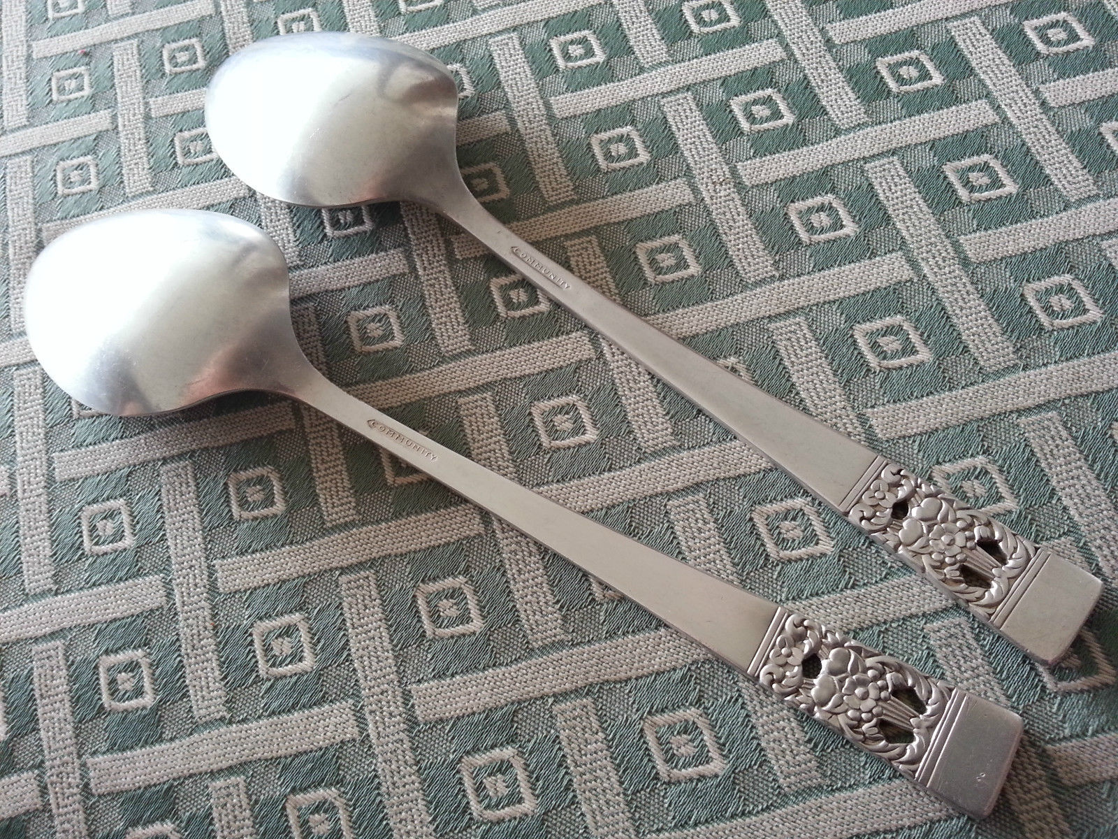 Vintage Community versilbert verziert zwei Servierlöffel British Empire