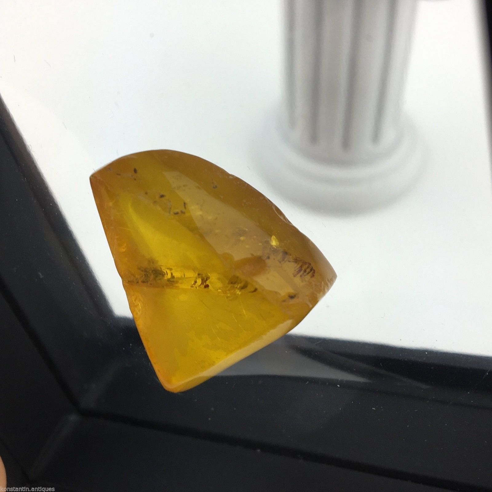 Piedra auténtica de ámbar báltico con inclusión en marco de exhibición.