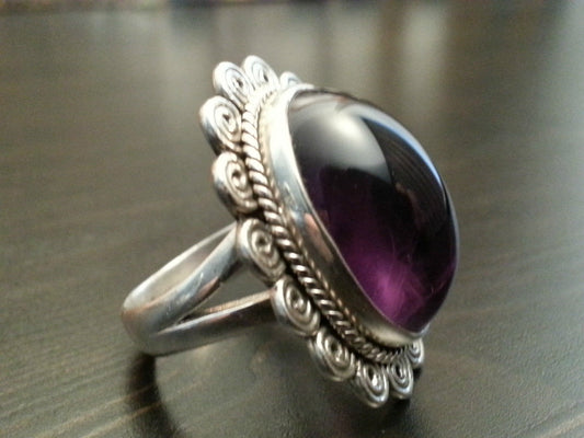 Elegante anillo de plata de primera ley con cabujón de amatista violeta