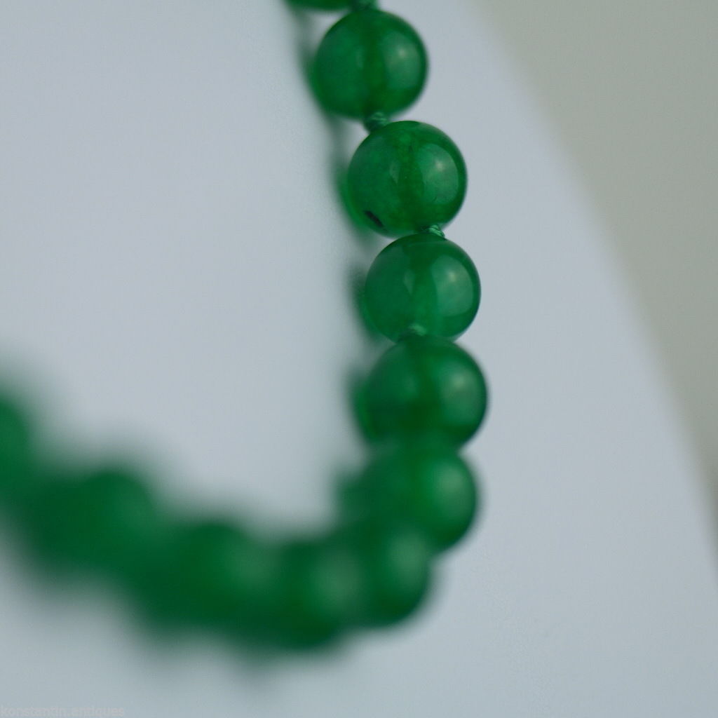 Elegante collar de cuentas de cristal verde con cierre chapado en oro.