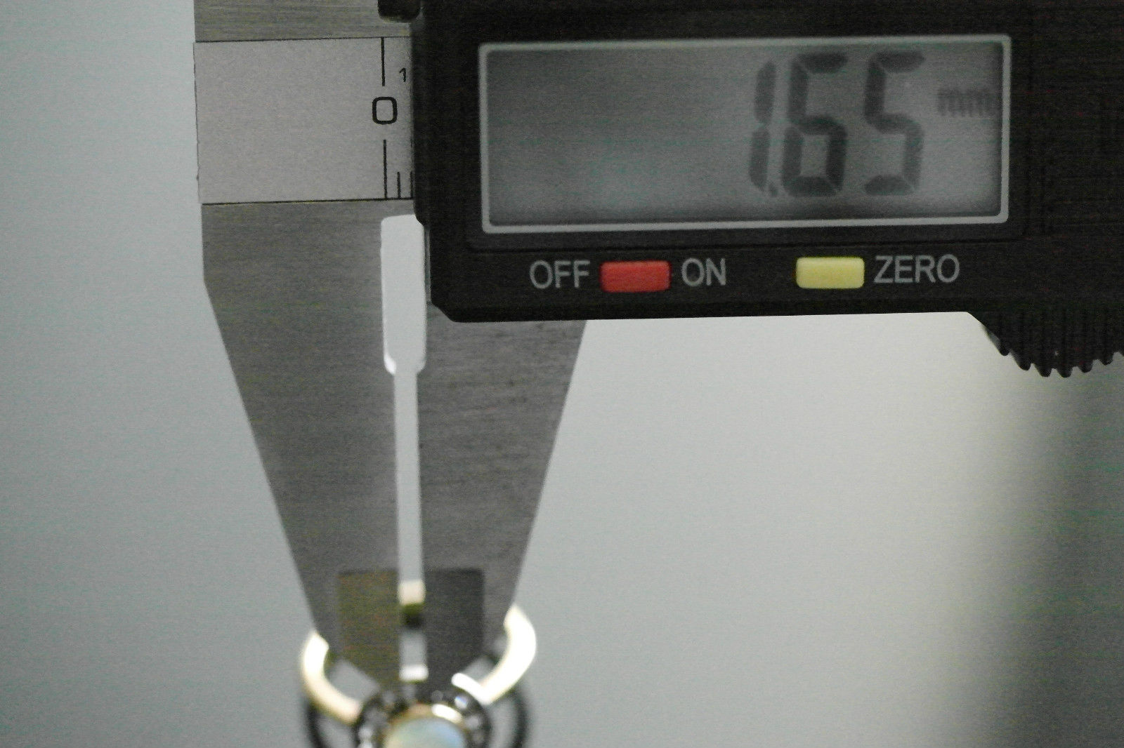 Anillo antiguo de oro de 18 quilates con ópalo auténtico y diamantes talla antigua.