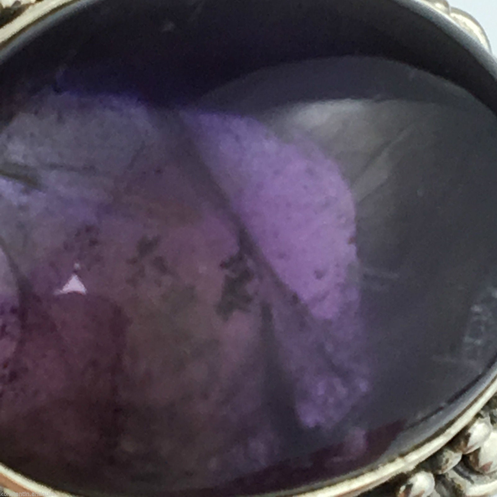 Anillo clásico de plata maciza con enorme cabujón de amatista violeta