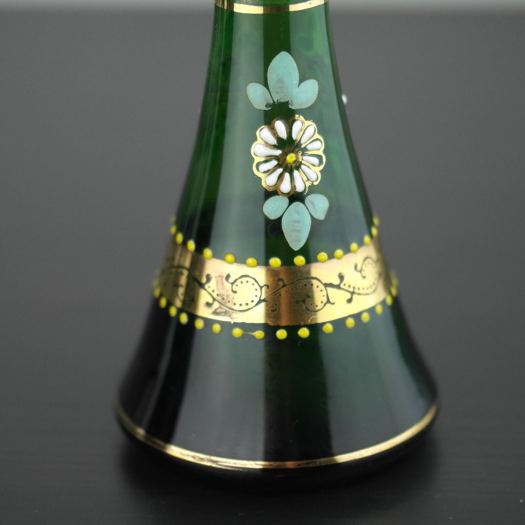 Jarrón antiguo de cristal verde dorado estilo bohemio.