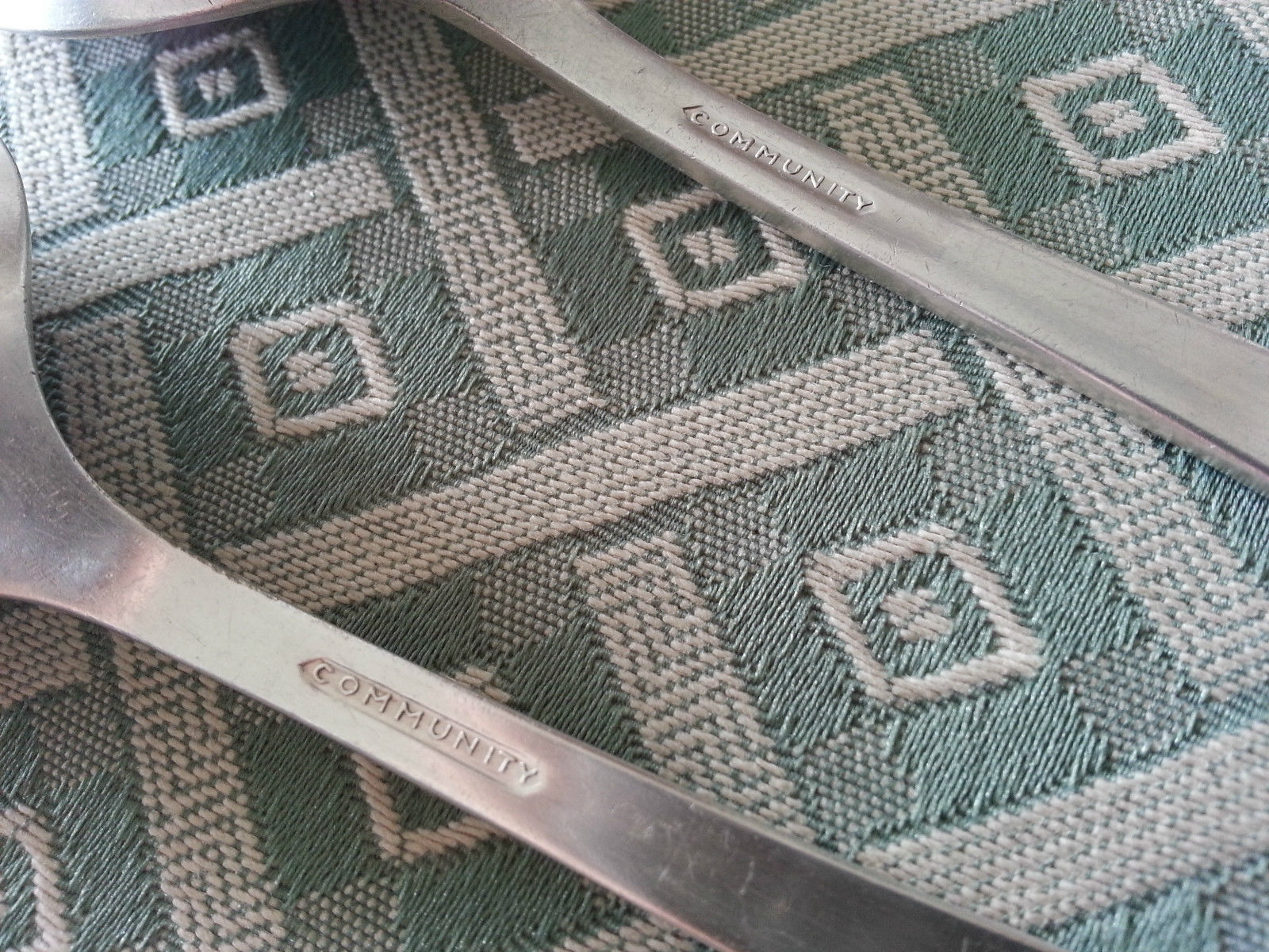 Vintage Community versilbert verziert zwei Servierlöffel British Empire