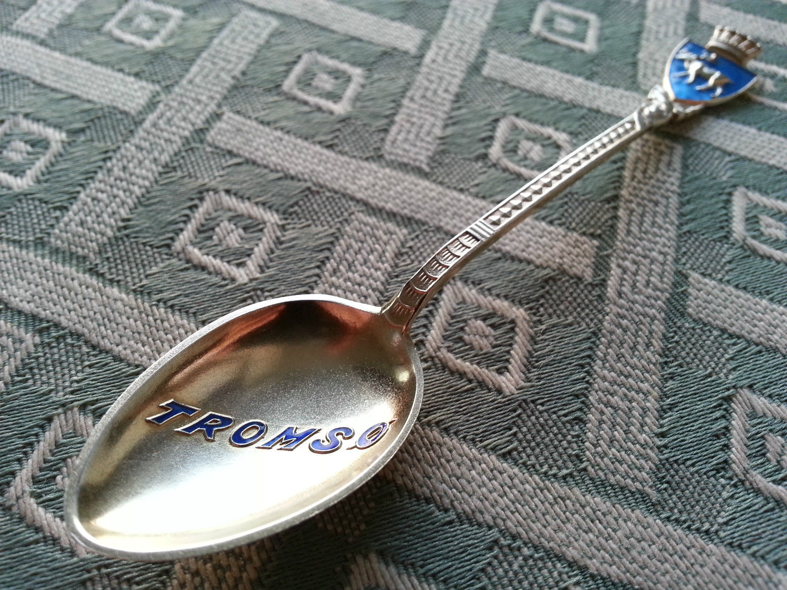 Cuchara de plata de ley chapada en oro con esmalte antiguo Noruega TROMSO HOLMSEN 925S