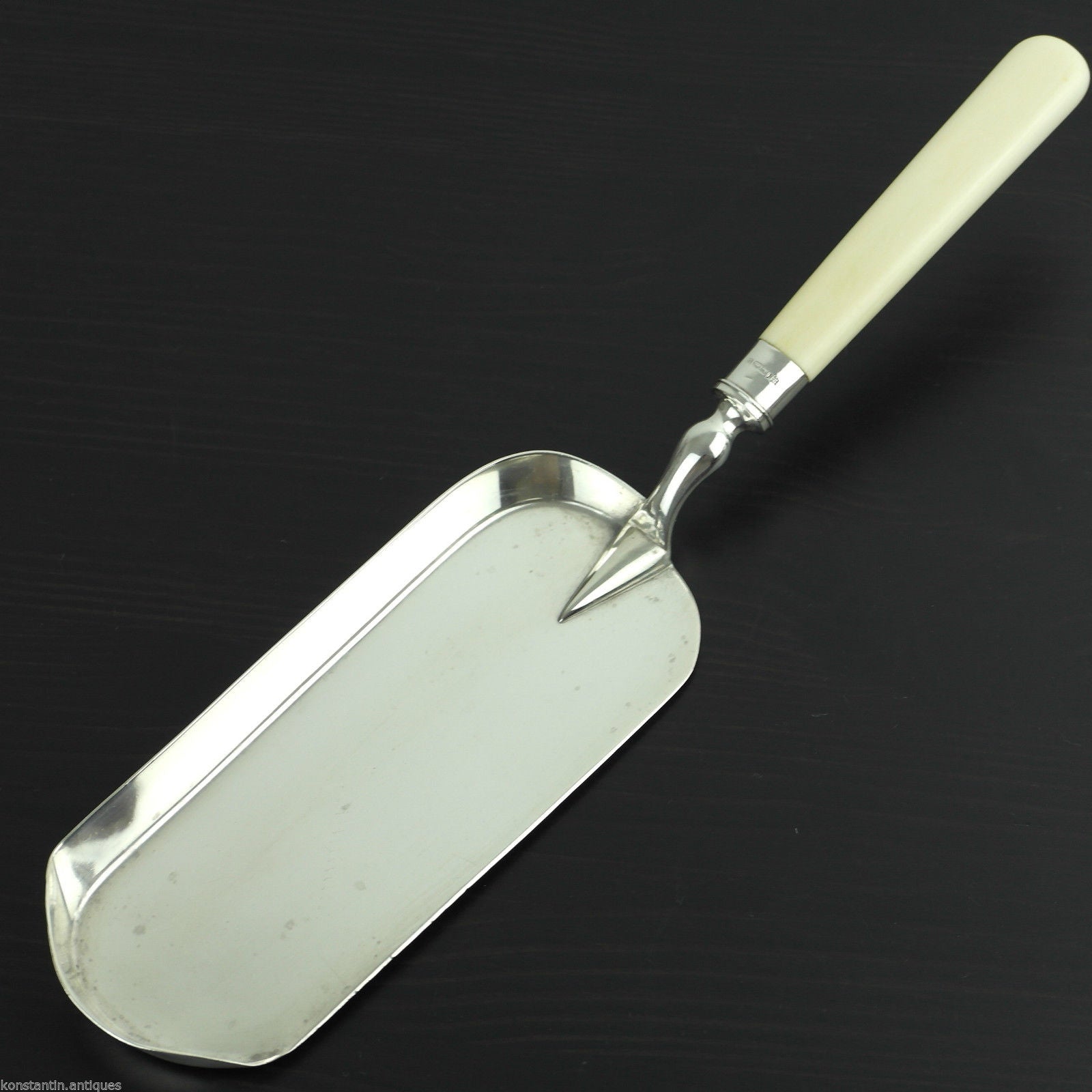 Antikes riesiges Serviertablett aus massivem Silber aus Sheffield