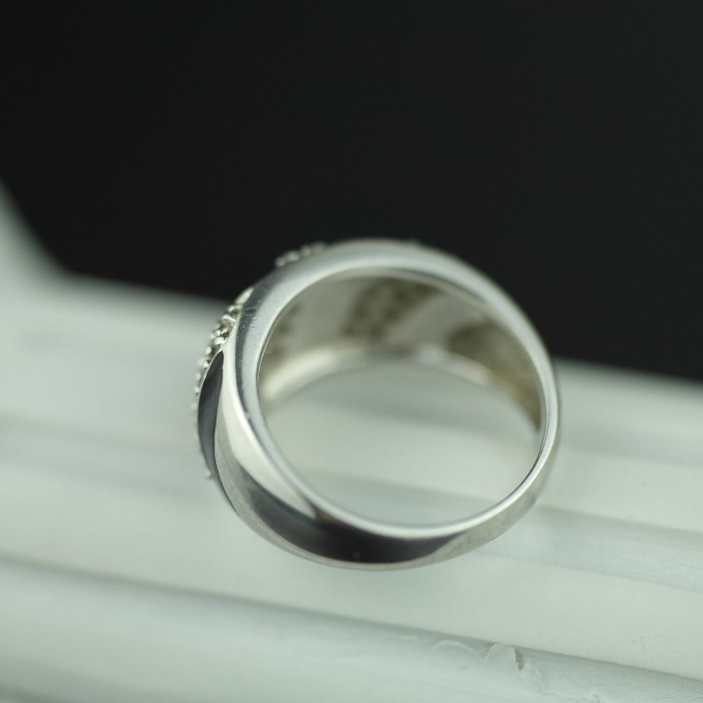 Moderner Ring aus Sterlingsilber mit schwarzer Emaille und CZ-Steinen im skandinavischen Stil 925