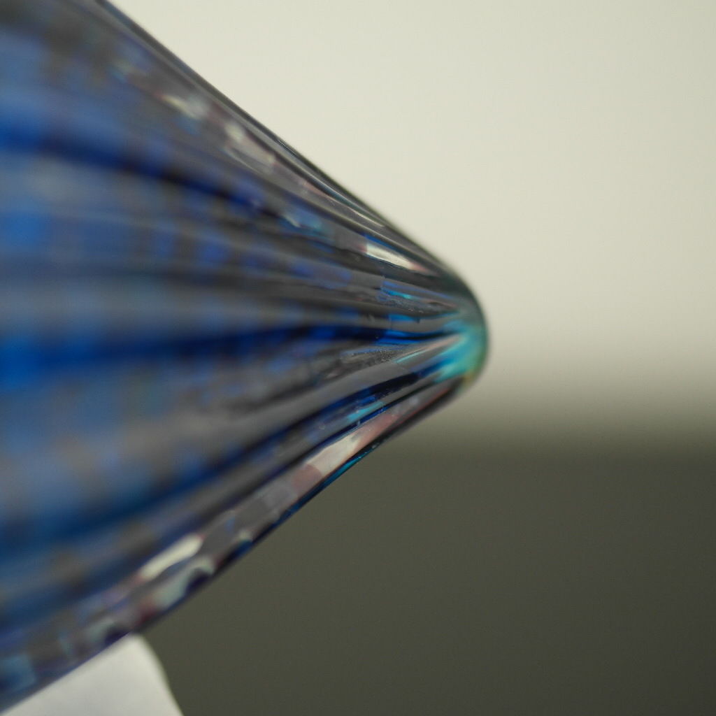 Antigua botella de rapé de vidrio azul con tapa de latón y jade amarillo en la parte superior