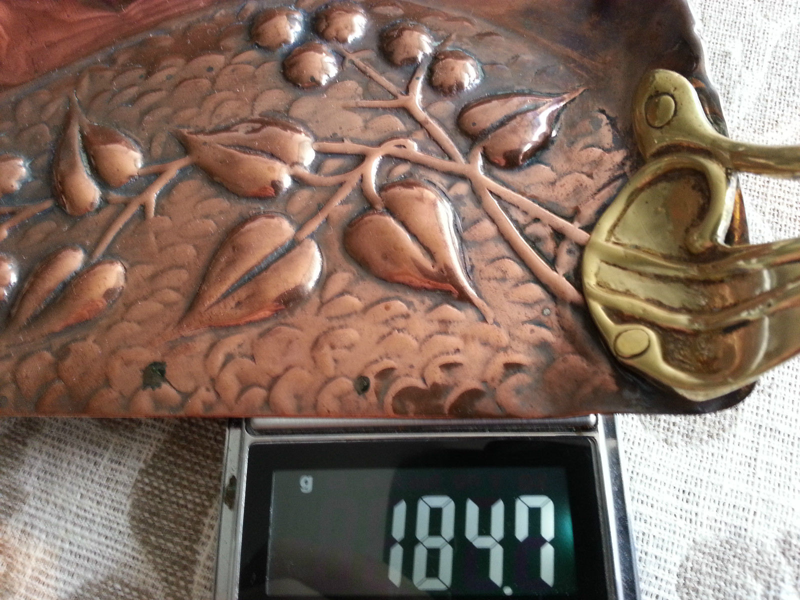 Bandeja para migas de latón y cobre Art Nouveau del siglo XIX con flores