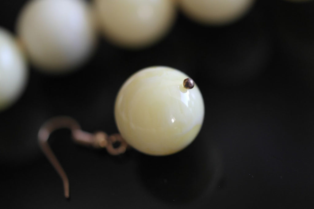 Vintage stylish Bakelite beads necklace and earrings