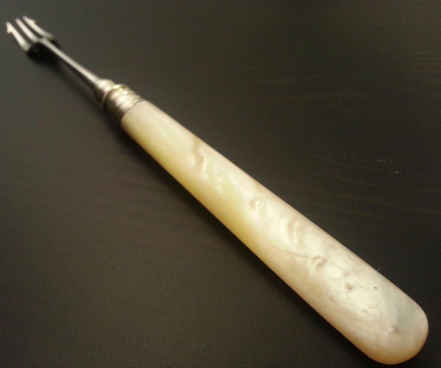 Antike Gabel aus Sterlingsilber aus dem Jahr 1883 mit Perlmutt-MOP-Griffen, Sheffield-Duty-Marke