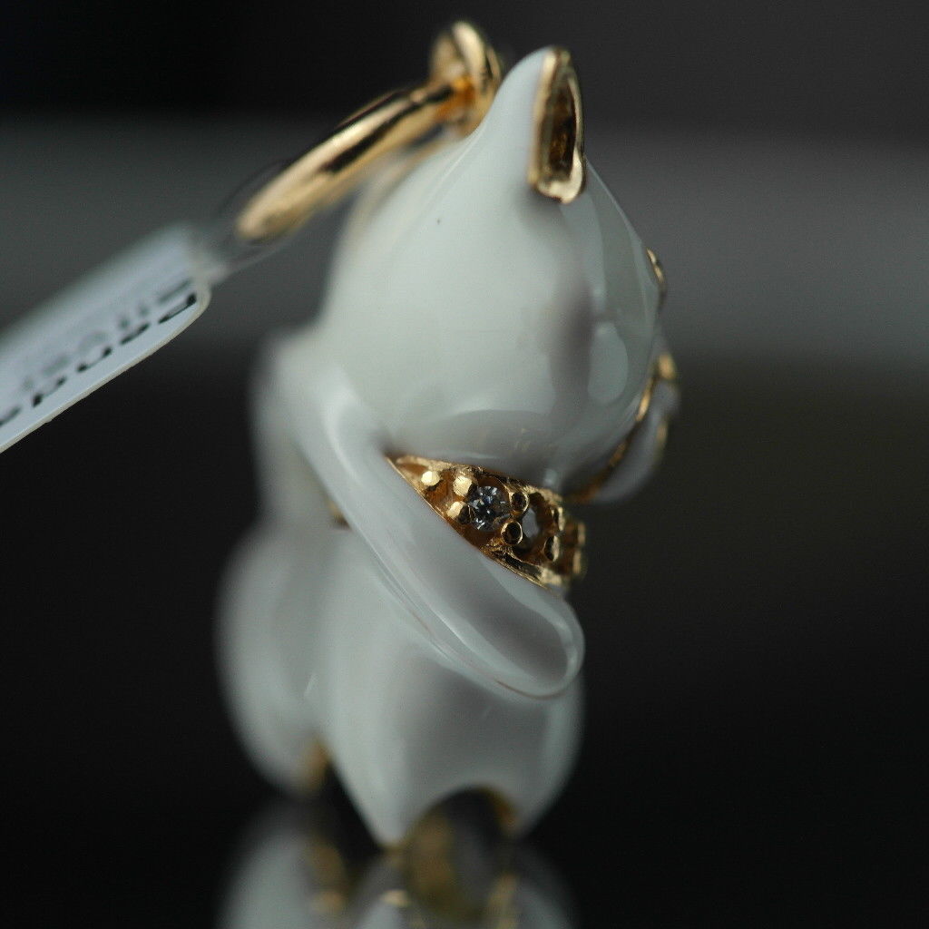 Anhänger aus vergoldetem Sterlingsilber mit weißer Emaille-Katze und verkrustetem Halsband