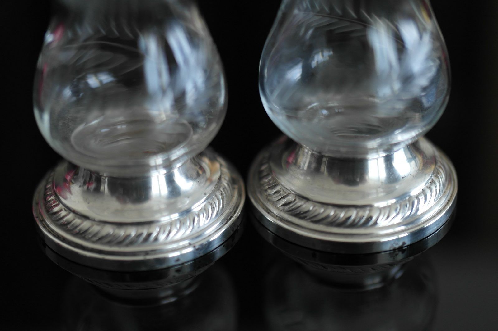 Antiker Pfeffer-Salztopf mit Rollen aus Glas, Boden aus Sterlingsilber, Quäker NEWPORT