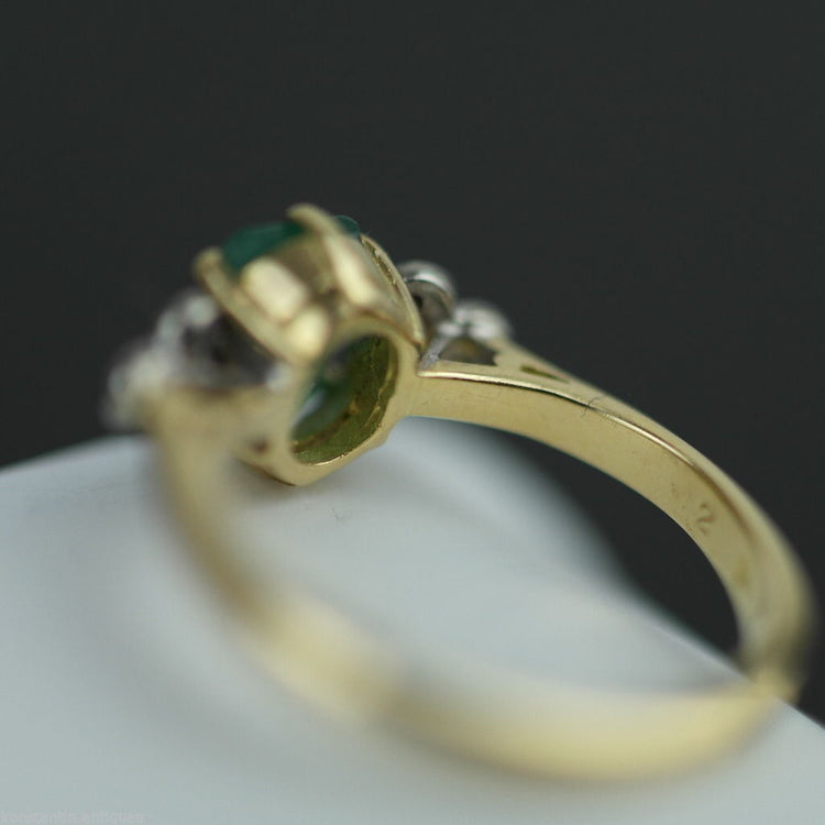 Vintage 18ct gold ring with green emerald and six diamonds