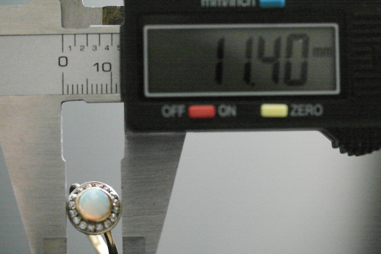 Anillo antiguo de oro de 18 quilates con ópalo auténtico y diamantes talla antigua.