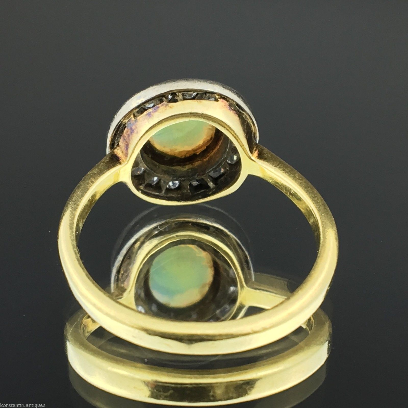 Anillo antiguo de oro de 18 quilates con ópalo auténtico y diamantes talla antigua.