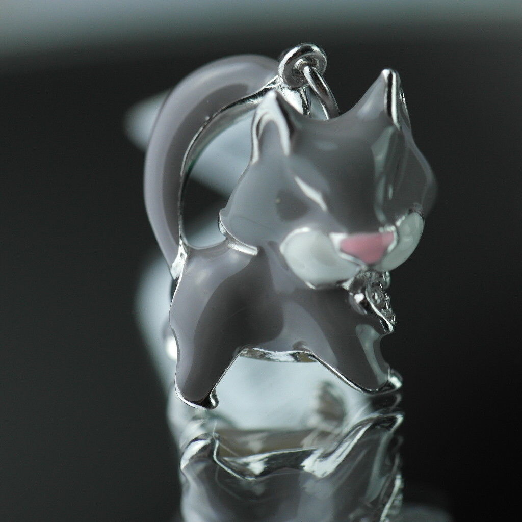 Anhänger aus Sterlingsilber mit grauer Emaille-Katze und verkrustetem Halsband