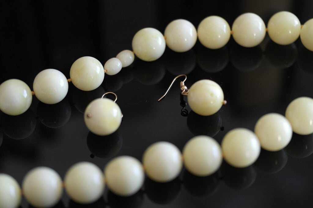 Vintage stylish Bakelite beads necklace and earrings
