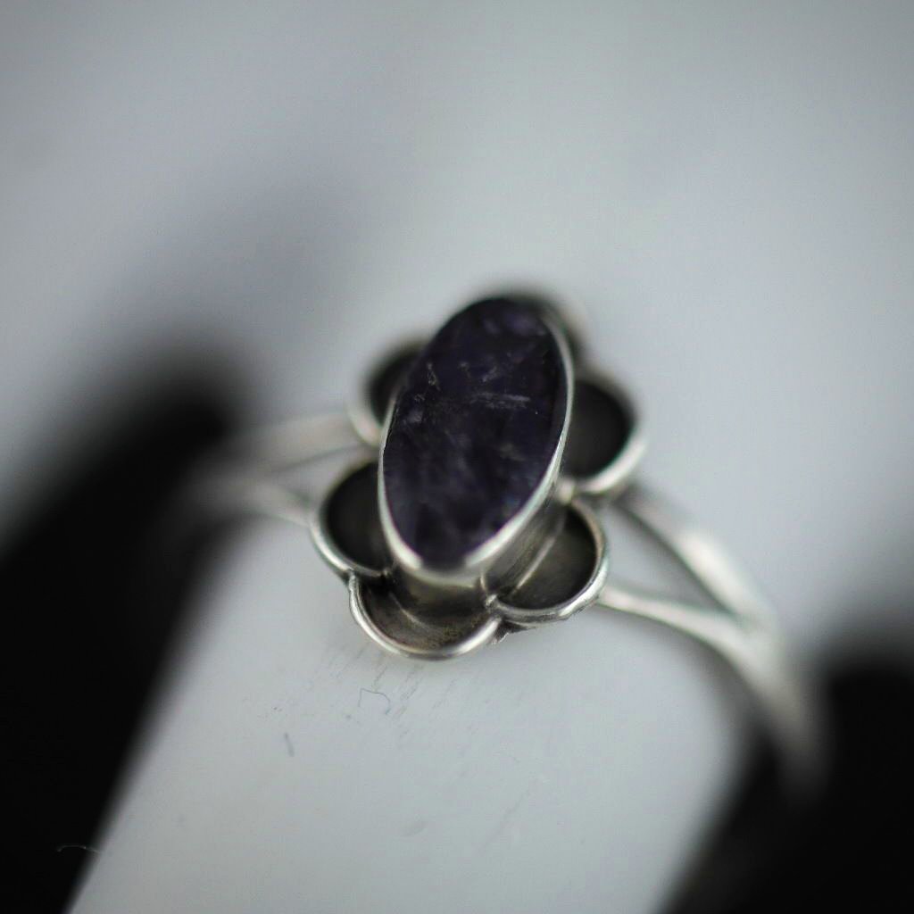 Anillo vintage de plata de primera ley con adorno de flor de amatista 