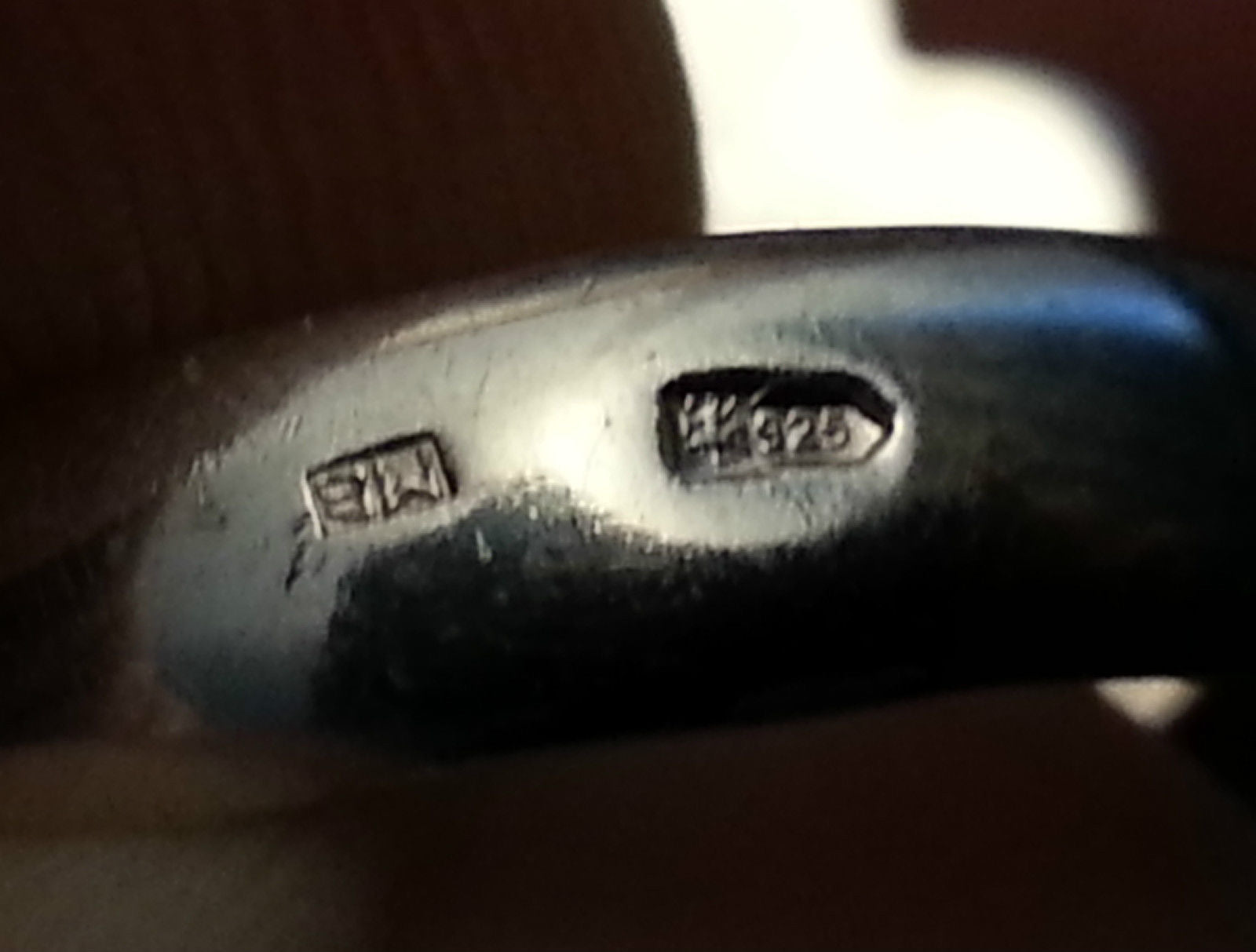 Stilvoller Ring aus Sterlingsilber mit violettem Amethyst-Cabochon