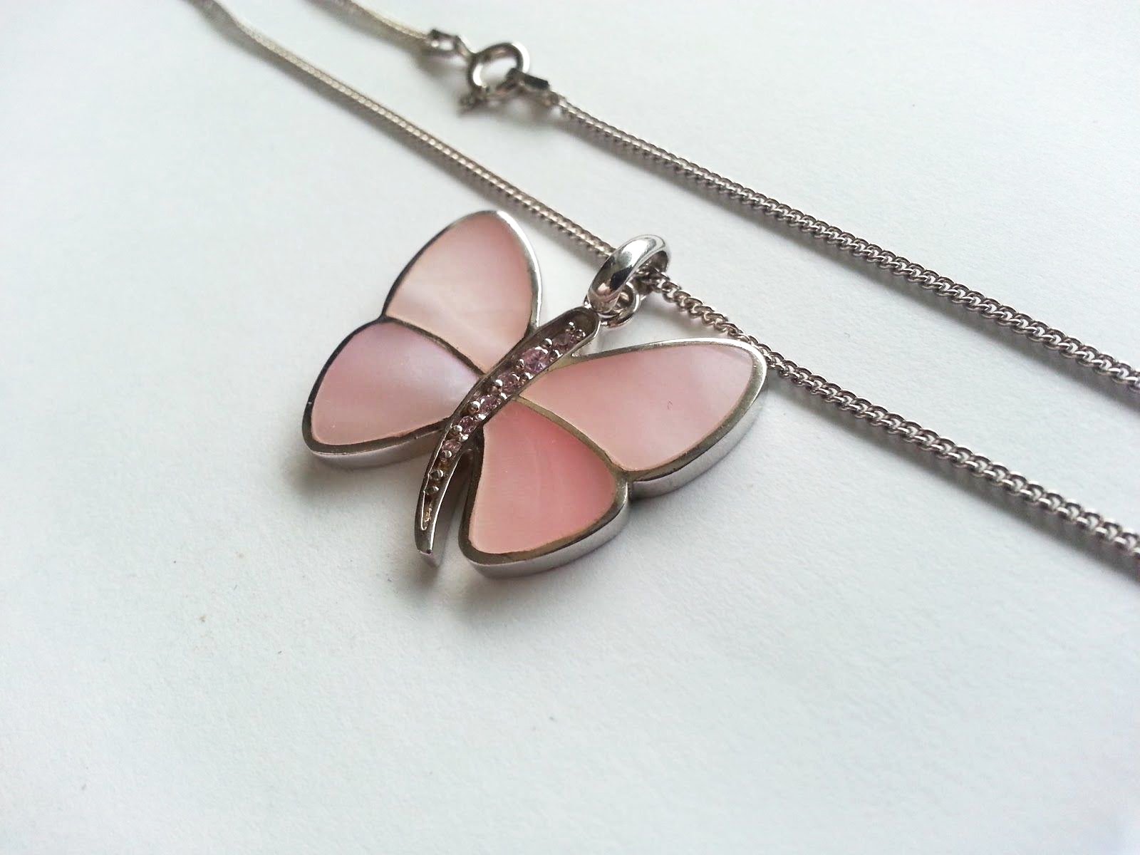 Collar de cadena con colgante de anillo y charm de mariposa en plata de primera ley Nácar MOP