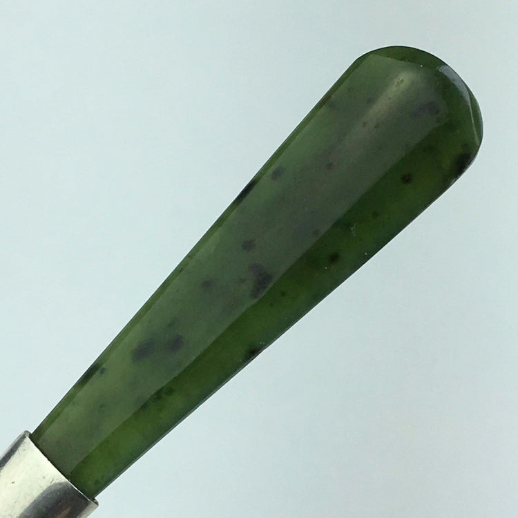 Antiker Löffel aus Sterlingsilber mit grünem Jadegriff