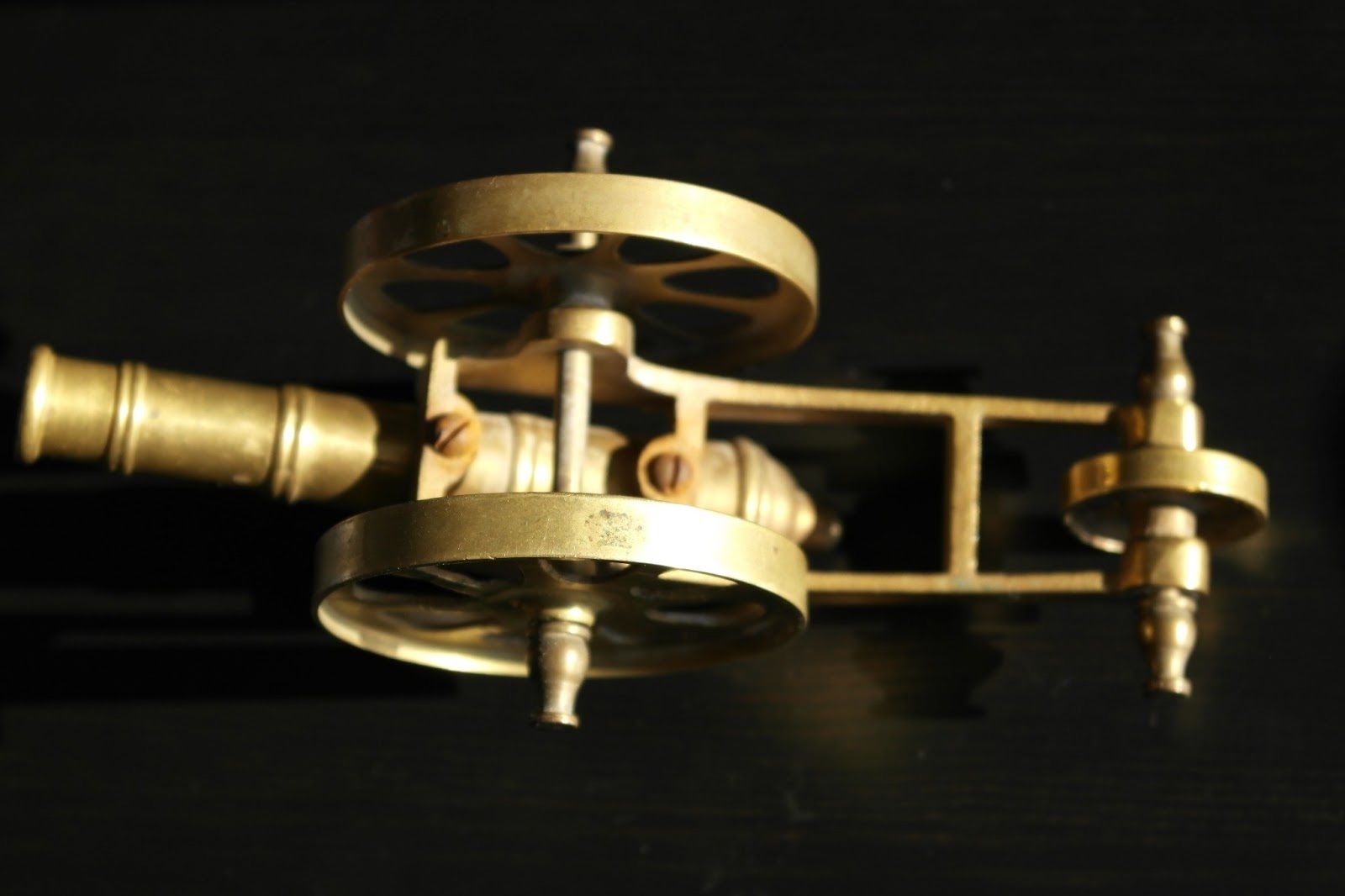 Vintage model Antique cannon brass statue British Empire with wheels