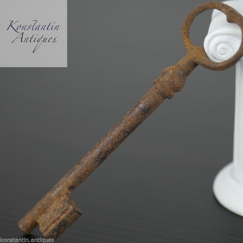Llave de metal oxidado antiguo Gran Imperio Británico